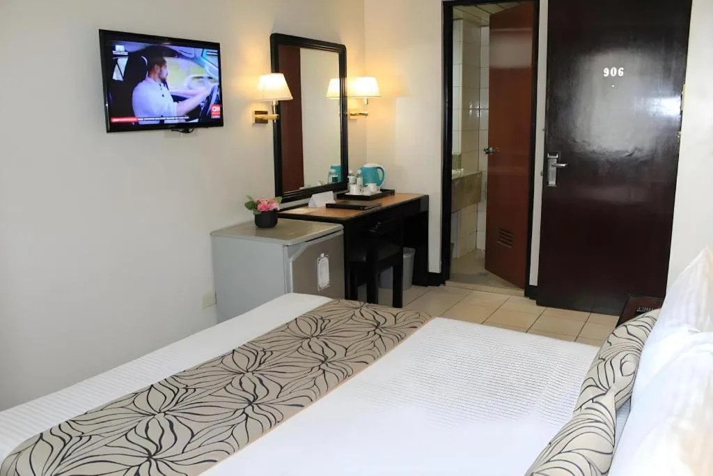 Bed in Palm Hotel Manila