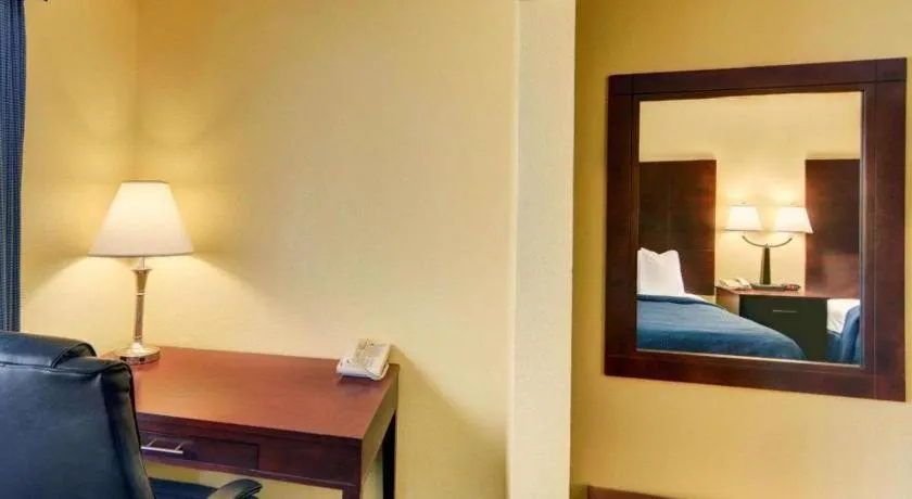 Bed in Quality Inn & Suites Grand Prairie South