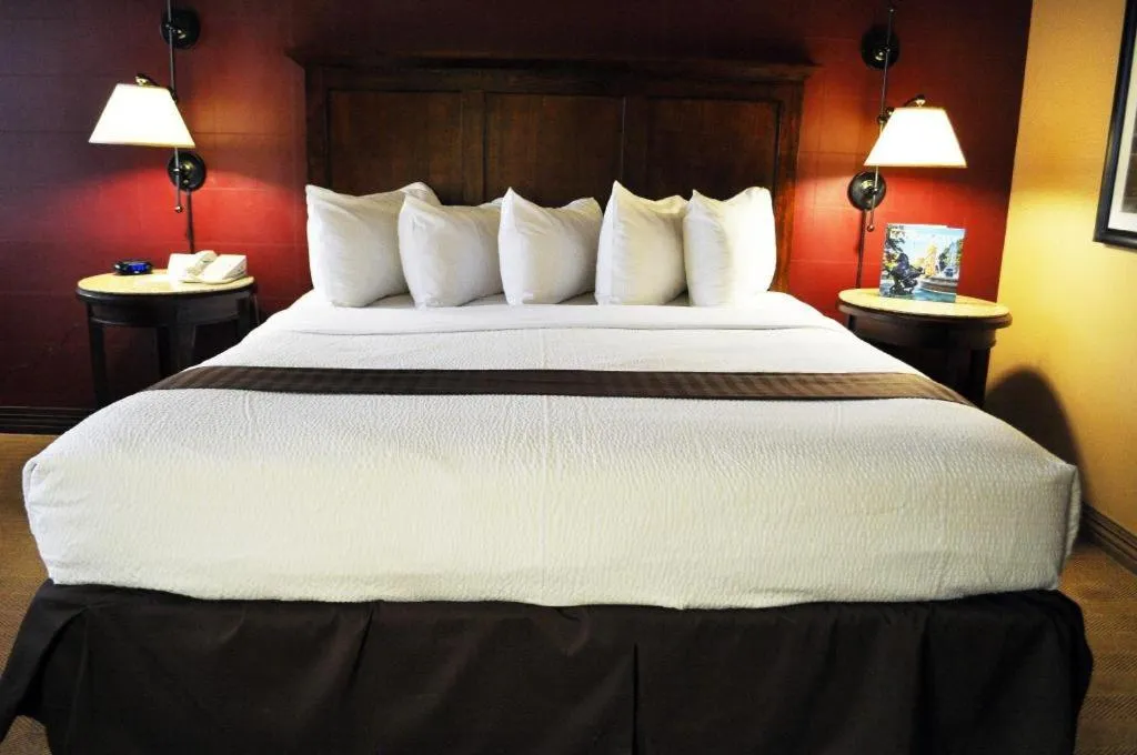 Bed in Adam's Mark Hotel & Conference Center