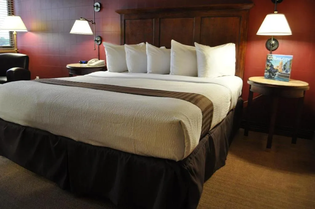 Bed in Adam's Mark Hotel & Conference Center