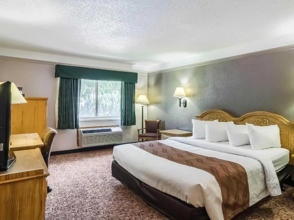 Bed in Quality Inn