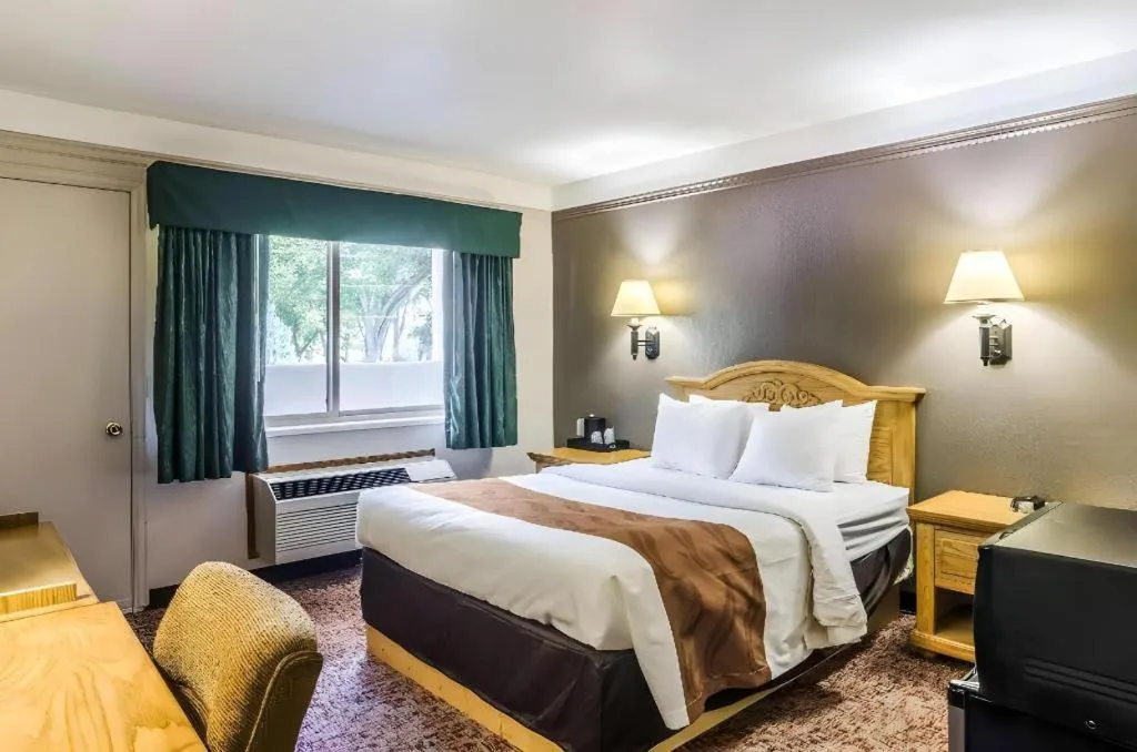 Bed in Quality Inn