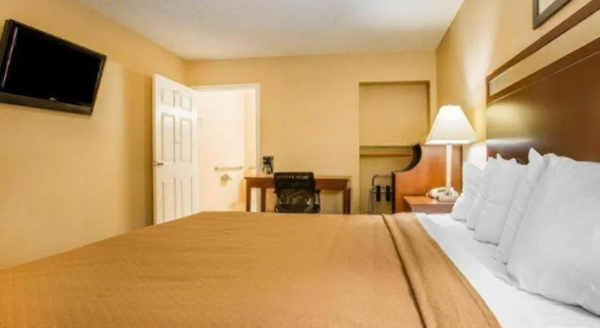 Bed in Quality Inn Redding near I-5