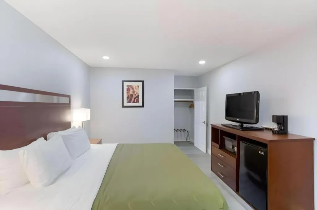 Bed in Quality Inn Redding near I-5