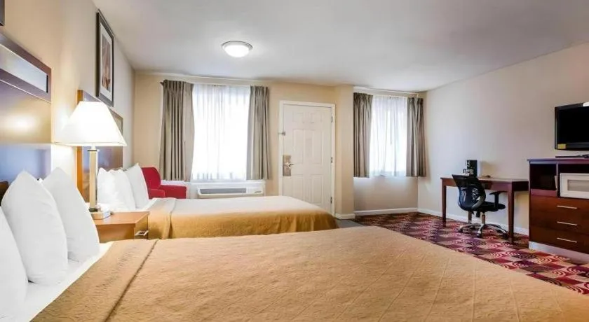 Bed in Quality Inn Redding near I-5