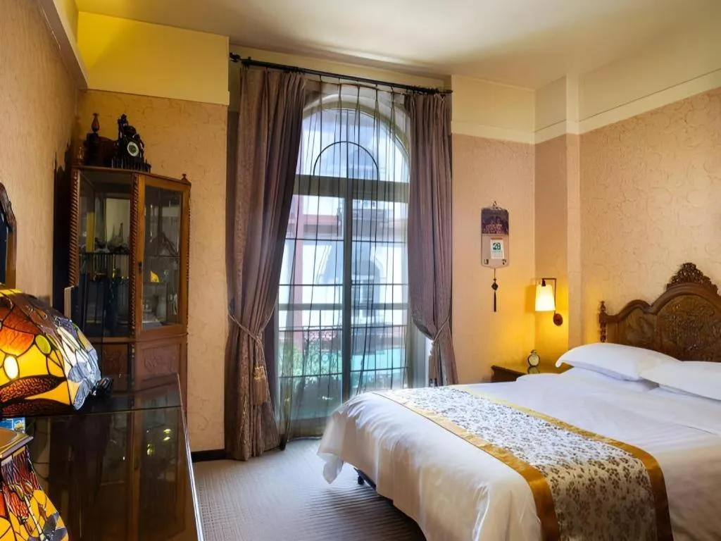 Bed in Dong Fang Hotel