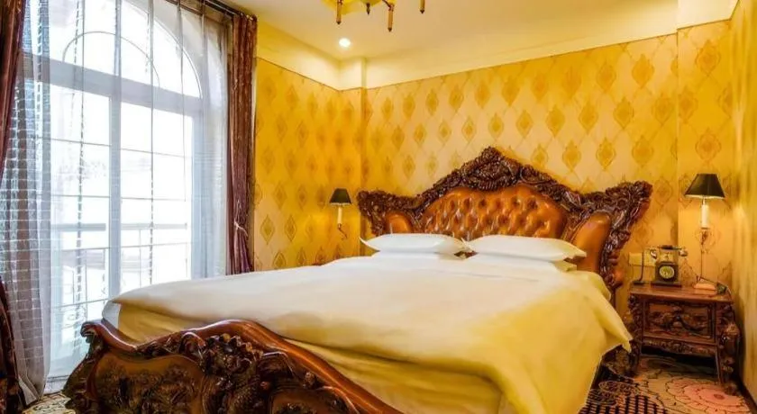 Bed in Dong Fang Hotel