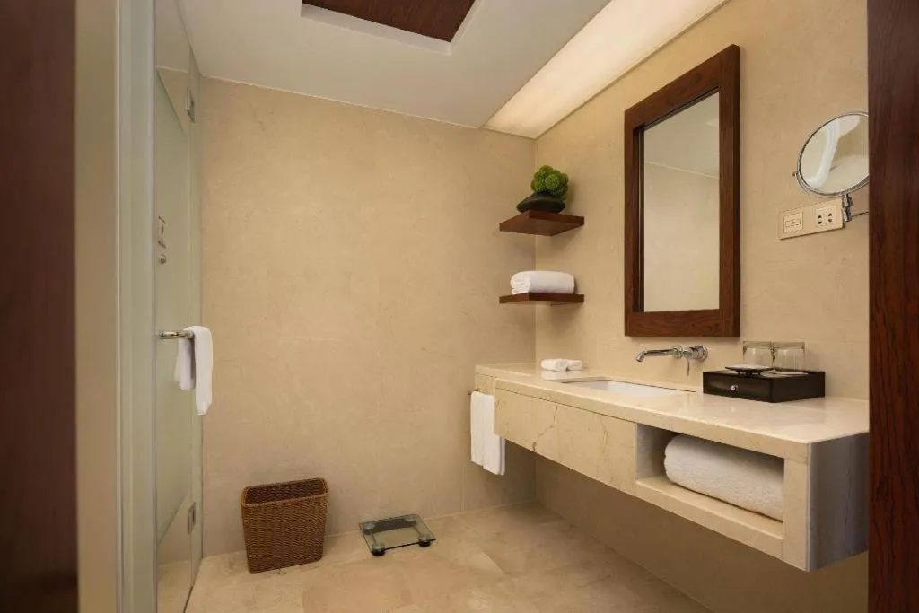 BaoHua Harbour View Hotel