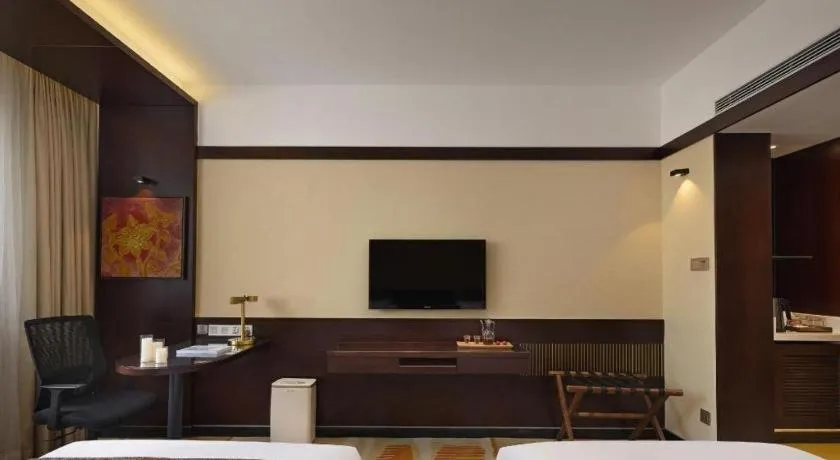 BaoHua Harbour View Hotel