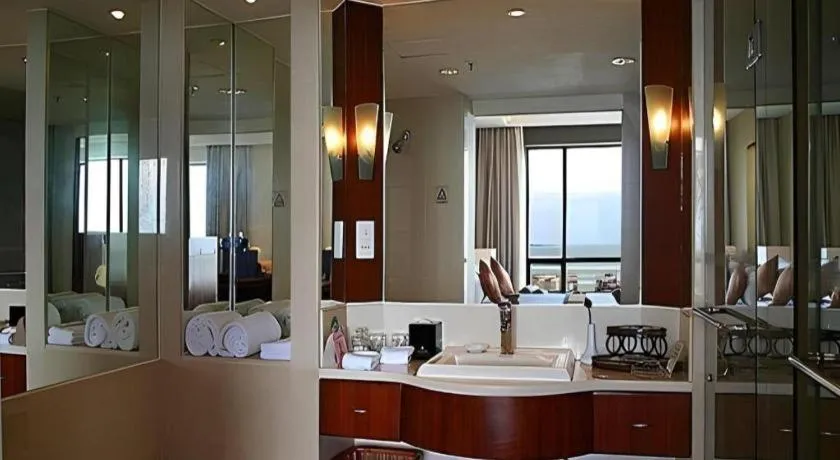 BaoHua Harbour View Hotel