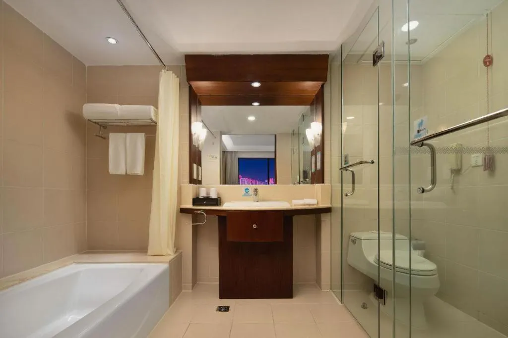 BaoHua Harbour View Hotel