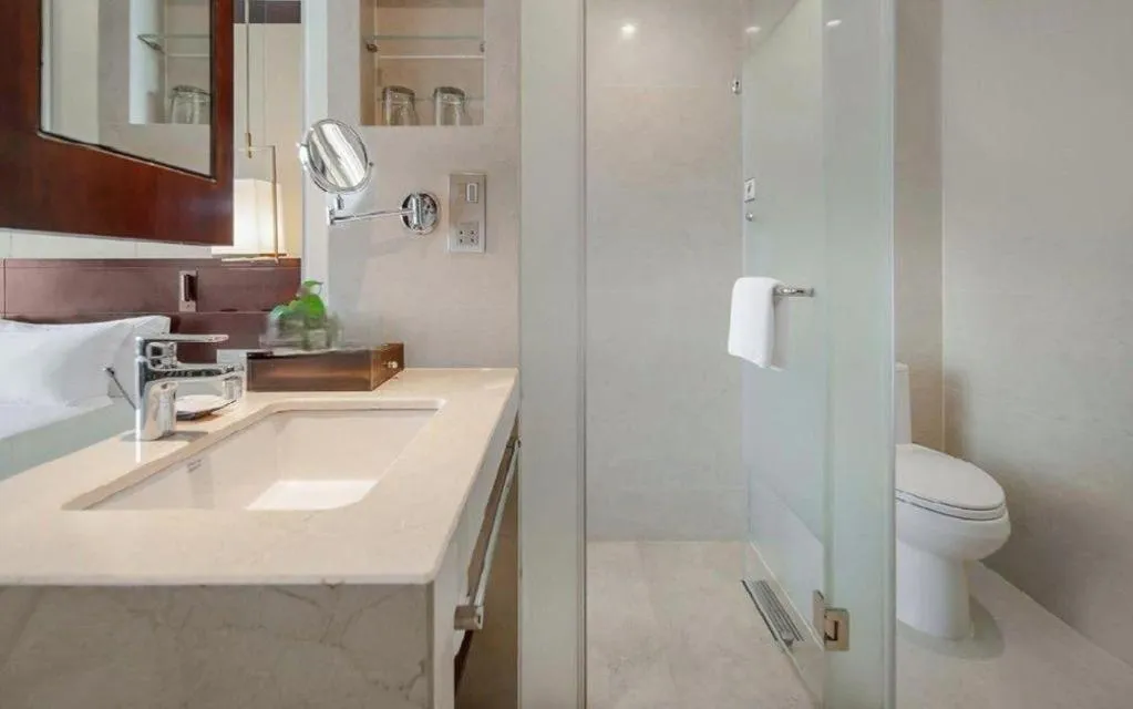 BaoHua Harbour View Hotel