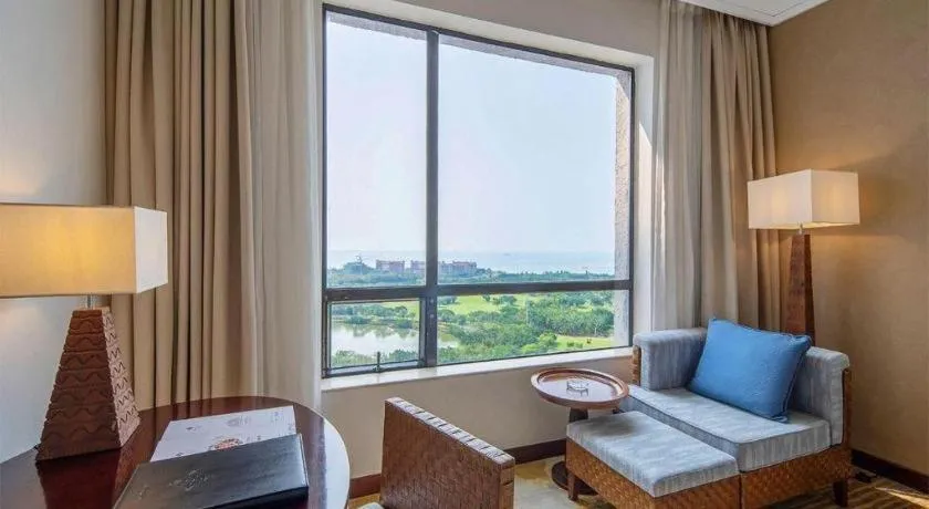 BaoHua Harbour View Hotel