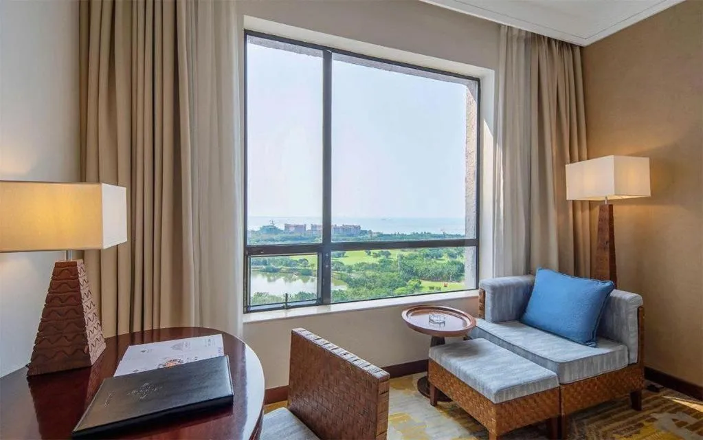 BaoHua Harbour View Hotel