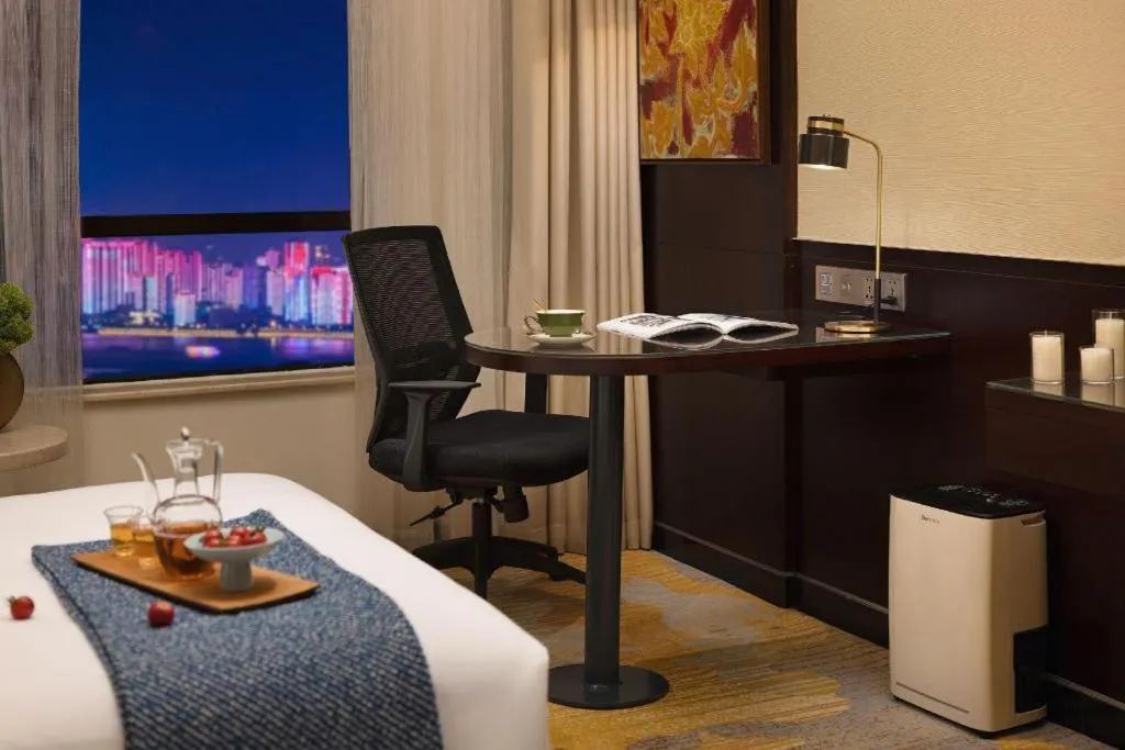 BaoHua Harbour View Hotel