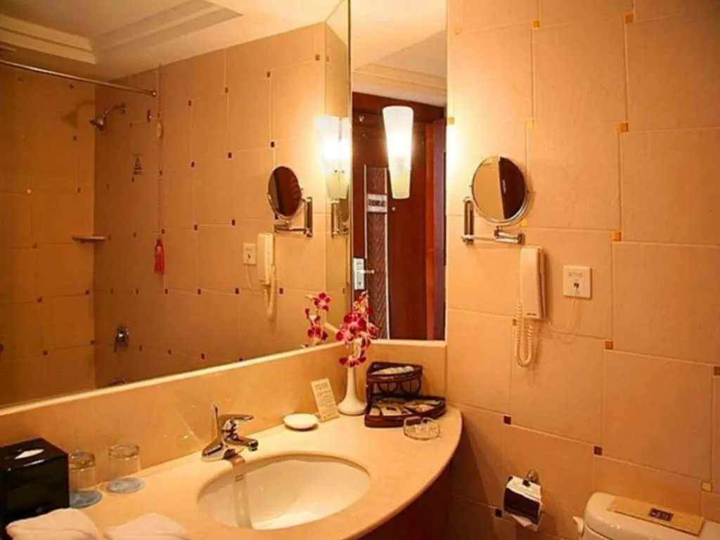 BaoHua Harbour View Hotel