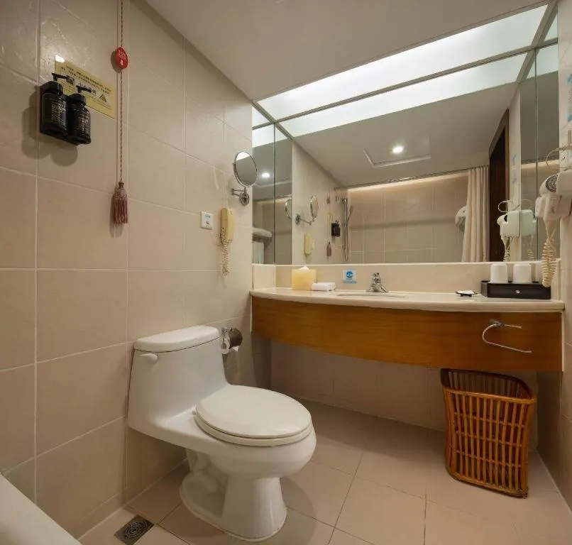 BaoHua Harbour View Hotel