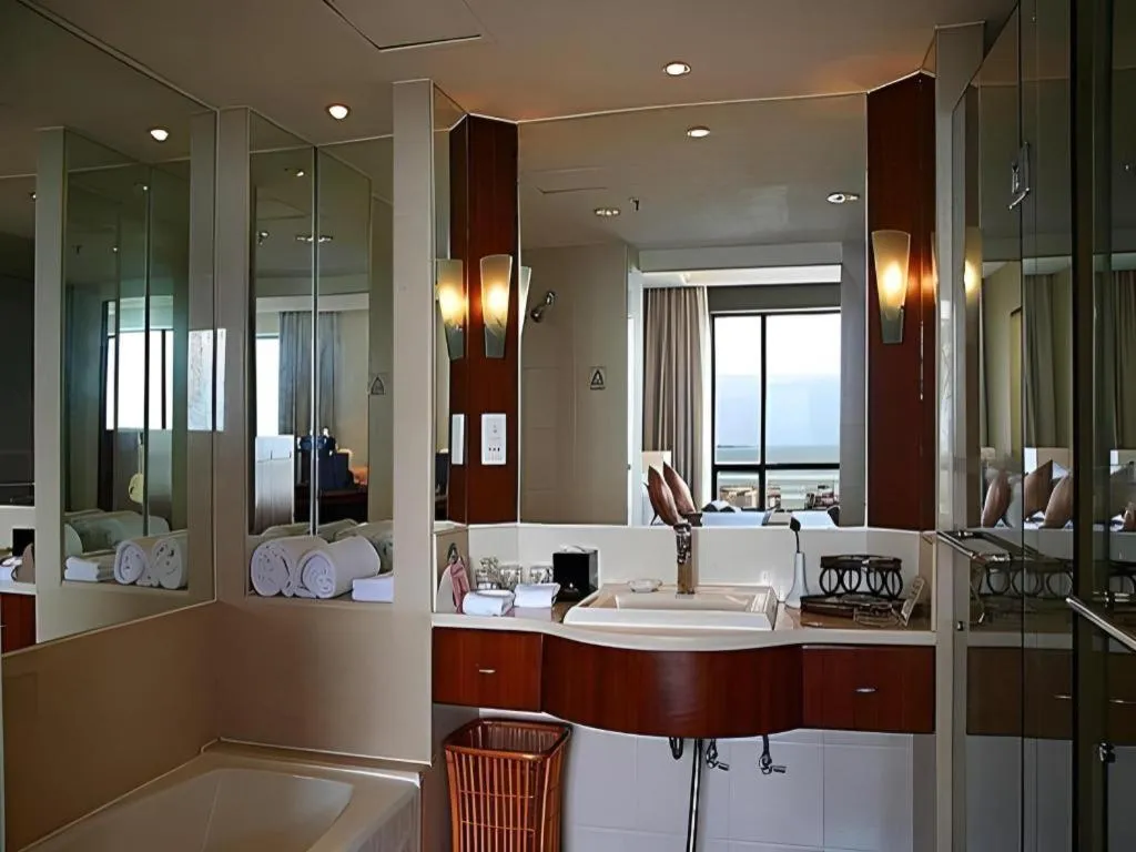 BaoHua Harbour View Hotel