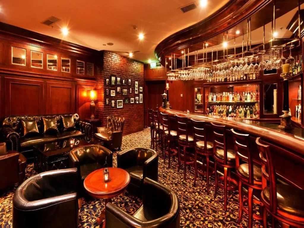 BaoHua Harbour View Hotel