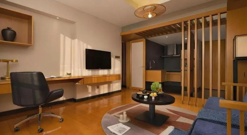 BaoHua Harbour View Hotel