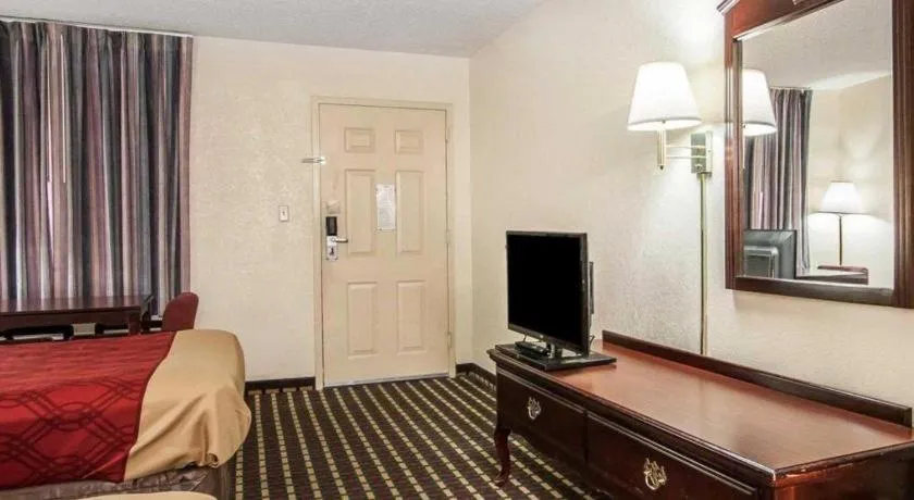 Bed in Econo Lodge Inn & Suites Tuscaloosa I-20