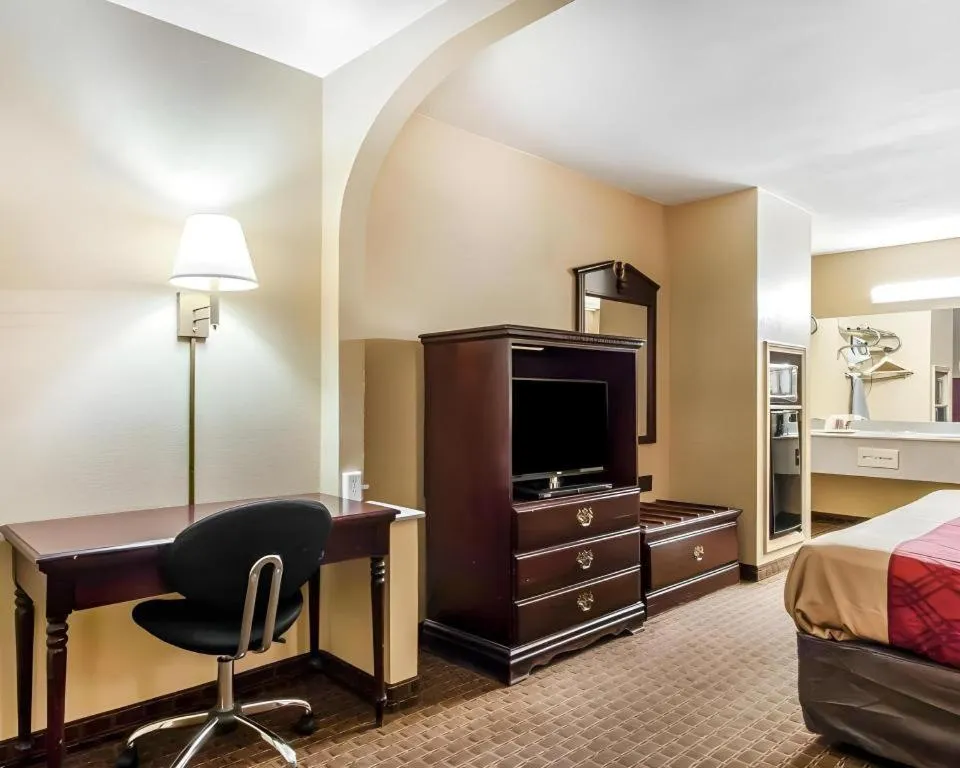 Bed in Econo Lodge Inn & Suites Tuscaloosa I-20