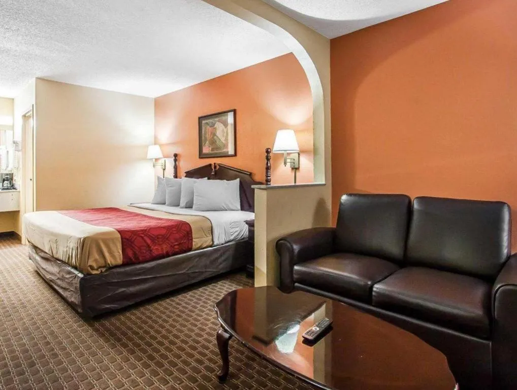 Bed in Econo Lodge Inn & Suites Tuscaloosa I-20