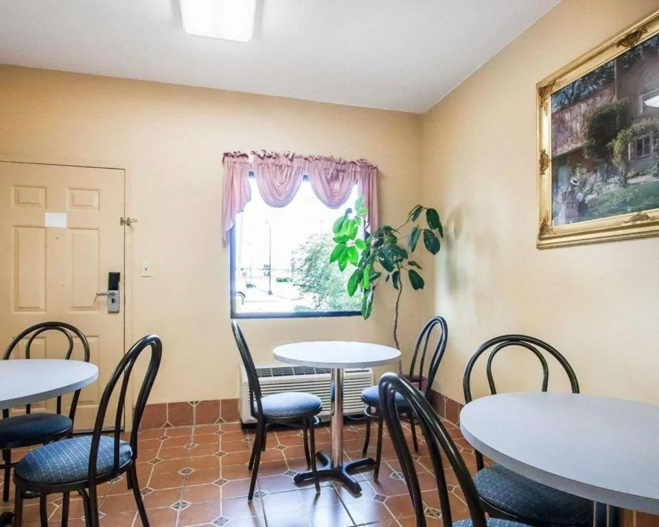 Econo Lodge Inn & Suites Tuscaloosa I-20