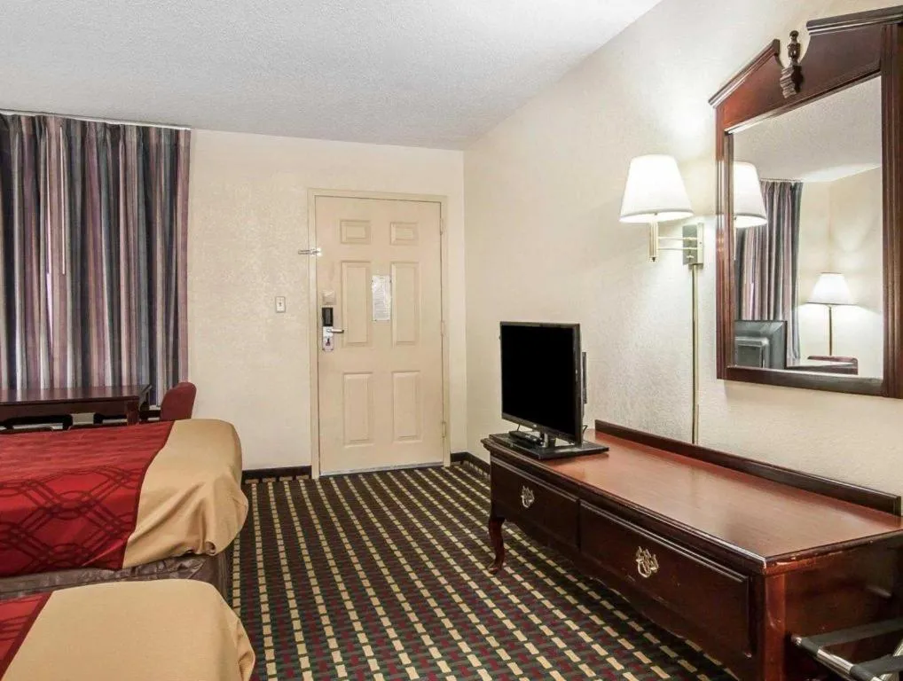 Bed in Econo Lodge Inn & Suites Tuscaloosa I-20