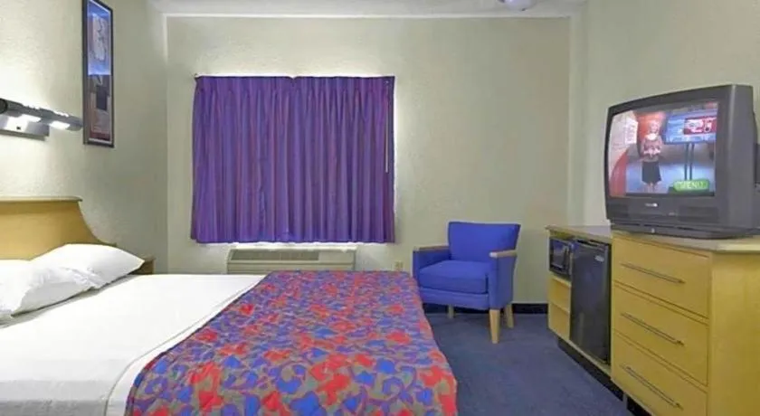 Bed in Red Roof Inn Houston - Westchase