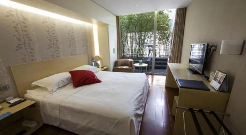 Bed in Hotel Kapok Wangfujing