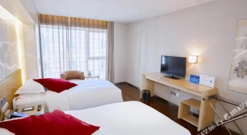 Bed in Hotel Kapok Wangfujing