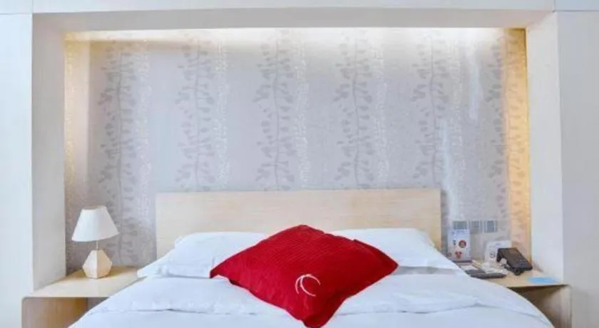 Bed in Hotel Kapok Wangfujing