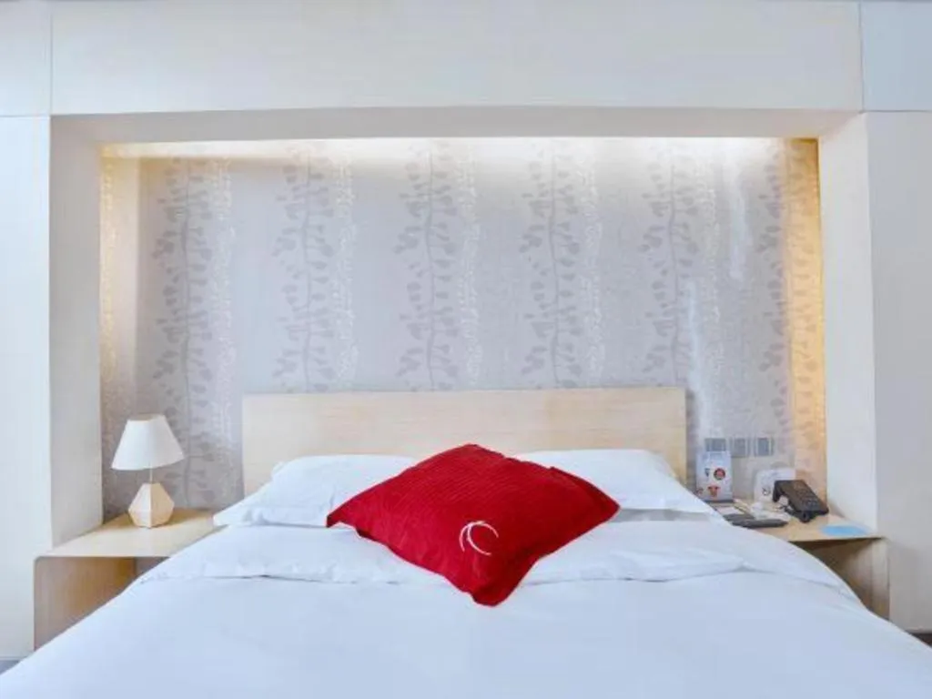 Bed in Hotel Kapok Wangfujing