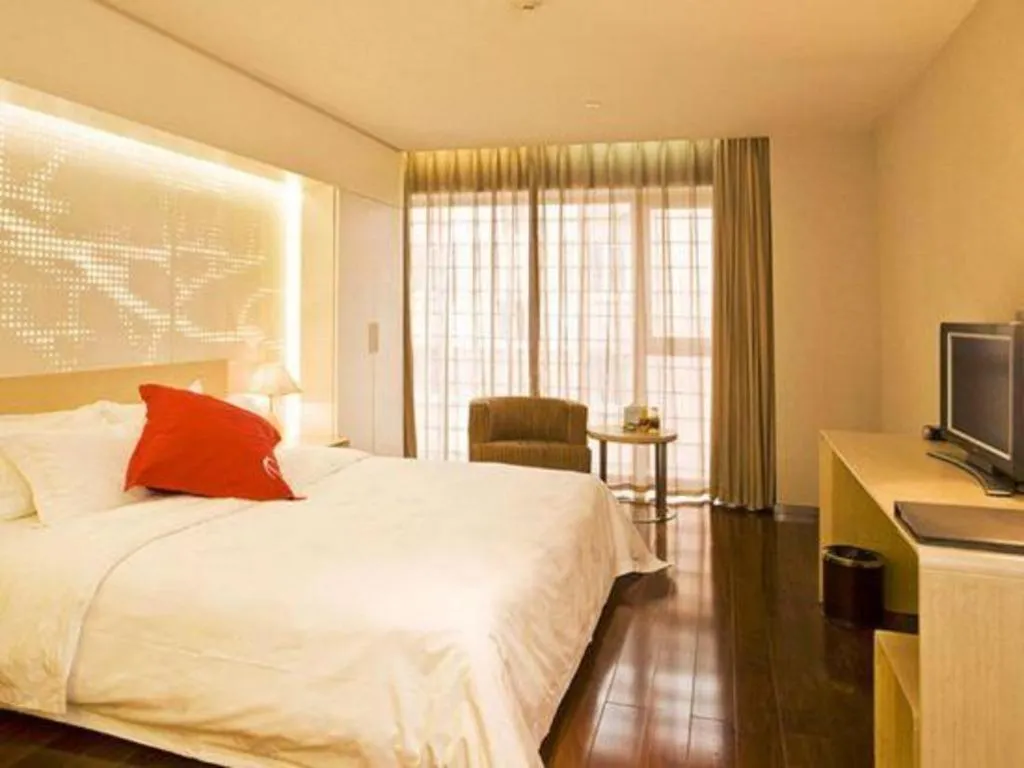 Bed in Hotel Kapok Wangfujing