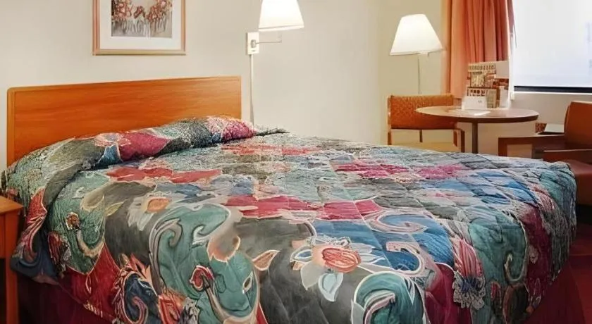 Bed in Econo Lodge Ithaca Airport