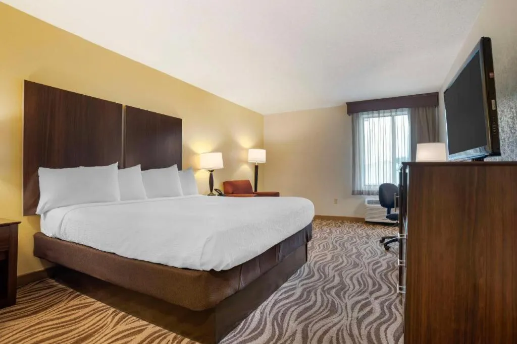 Bed in Best Western Plus Oak Mountain Inn