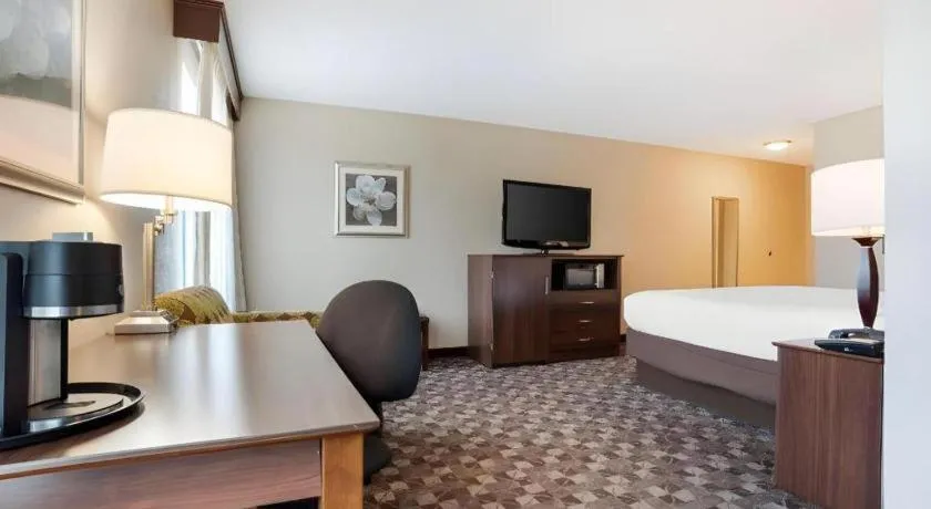 Bed in Best Western Plus Oak Mountain Inn