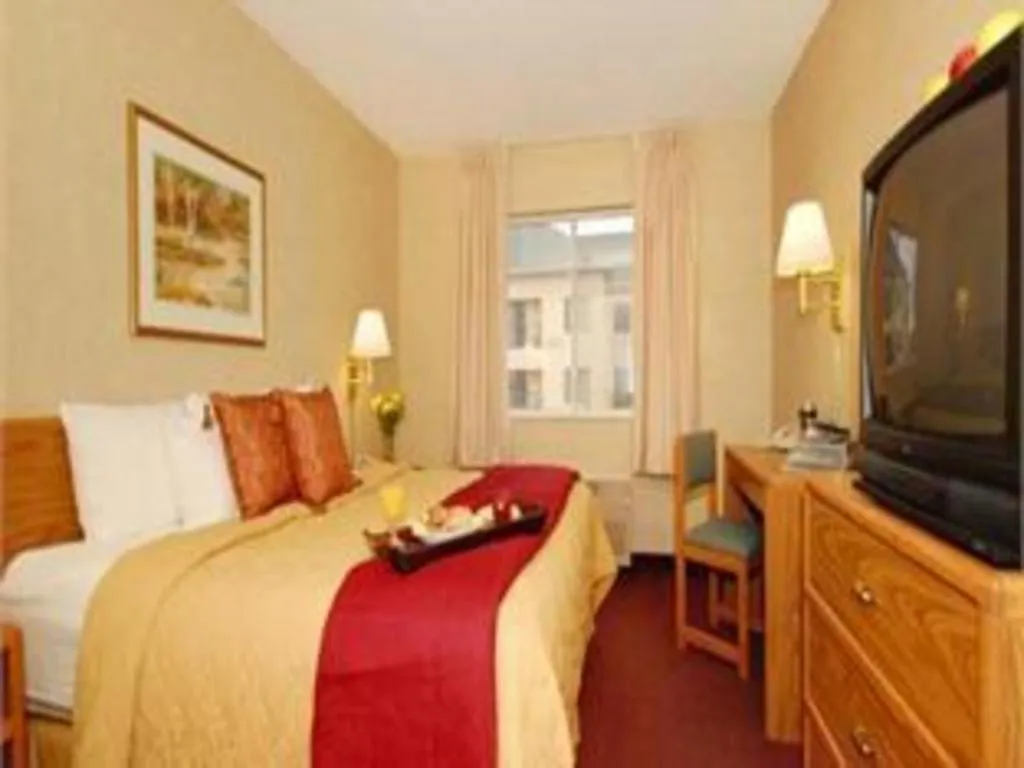 Bed in Quality Inn Dayton North - Vandalia