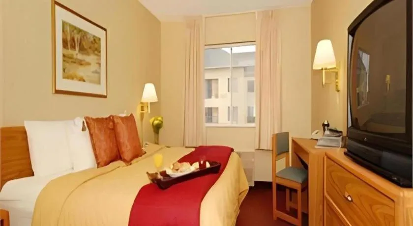 Bed in Quality Inn Dayton North - Vandalia