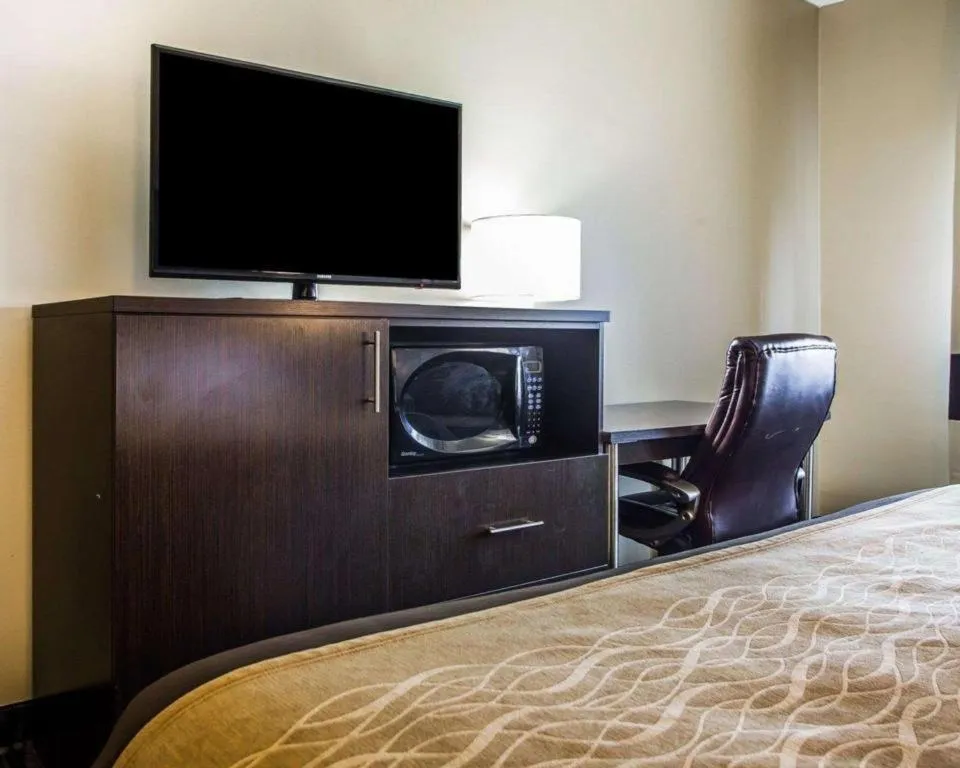 Bed in Quality Inn Dayton North - Vandalia