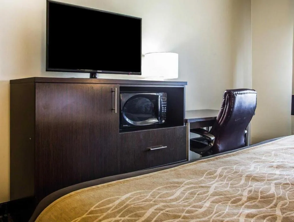 Bed in Quality Inn Dayton North - Vandalia