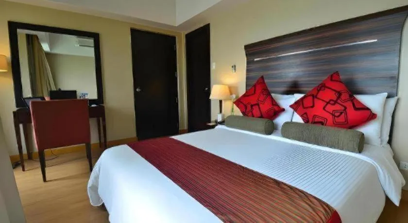 Bed in Lancaster Hotel Manila