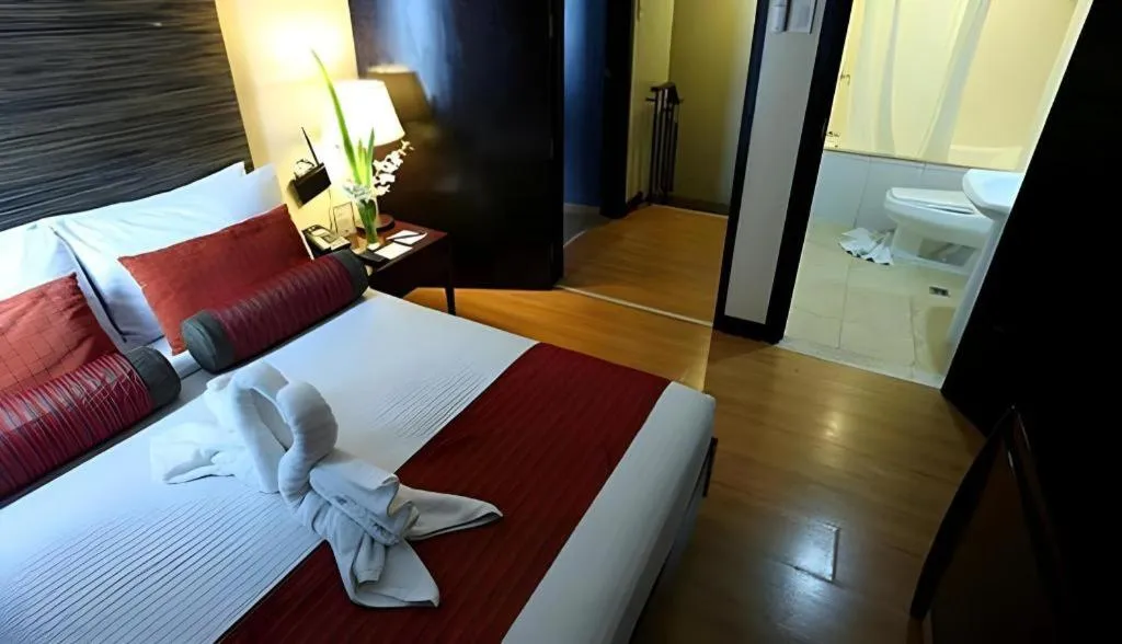 Bed in Lancaster Hotel Manila