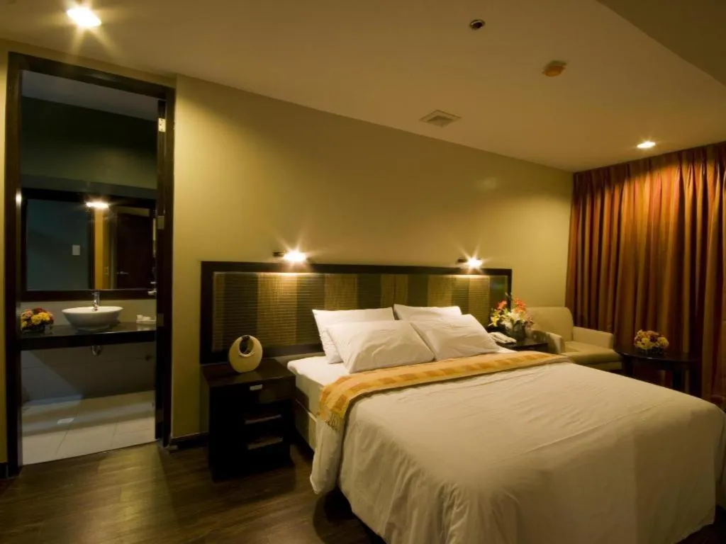 Bed in Baguio Burnham Suites Hotel