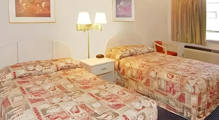 Bed in Econo Lodge Norfolk Airport