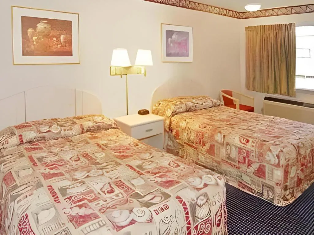 Bed in Econo Lodge Norfolk Airport