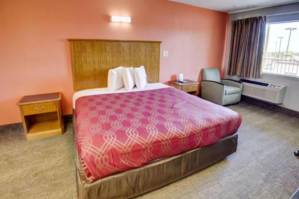 Bed in Econo Lodge Norfolk Airport