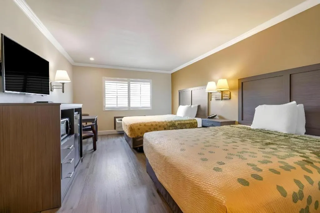 Bed in Econo Lodge Moreno Valley