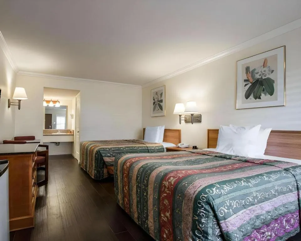 Bed in Econo Lodge Moreno Valley